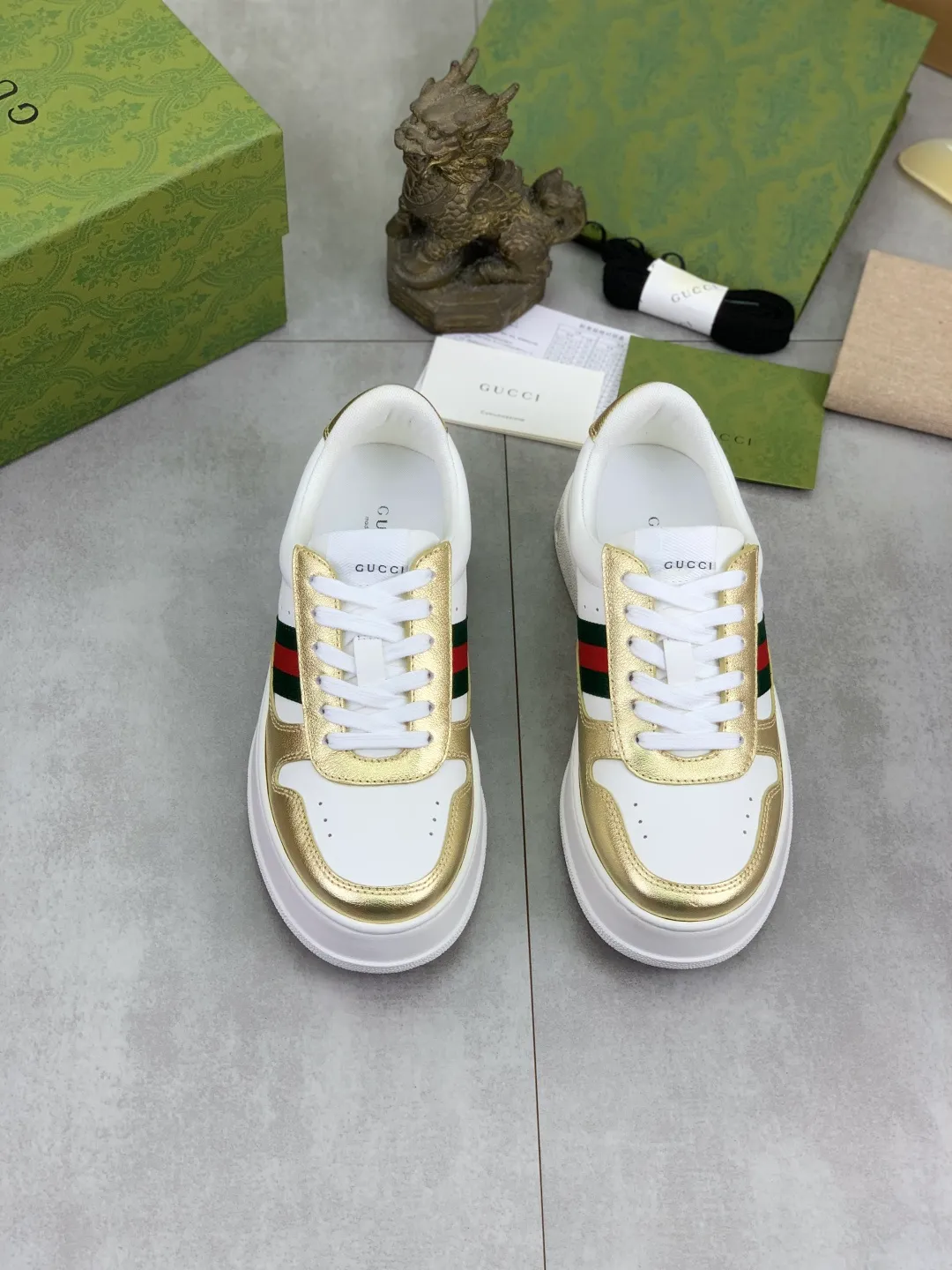 Men's shoes 💰P600 new GUCCI high version 🆕New series, 👫couple biscuit shoes, thick-soled sneakers, these are really comfortable, super light, comfortable and versatile, 👍a must-have item, this item is full of fun retro flavor. G’s new series continues to seek inspiration from daily life in other eras and incorporates the essence of current design to create refreshing designs. This sneaker is made of GG printed canvas and decorated with the classic double G monogram pattern, highlighting the profound connotation of the brand logo. GG printed embossed leather, glossy leather details, 5cm taller, instantly enhances your aura when worn! (With a complete set of packaging bags) Airplane box Size: 35-45
